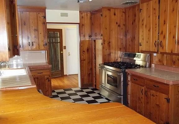 4th image of 1581 Greenfield Dr