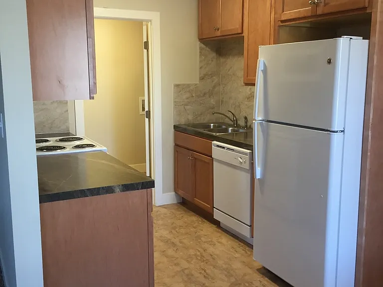 Updated 2 Bedroom Townhome for Rent in Loveland: Shared Garage, Patio, Washer/Dryer Hookups — Photo 4