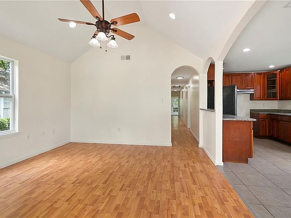 5th image of 2654 Clover St