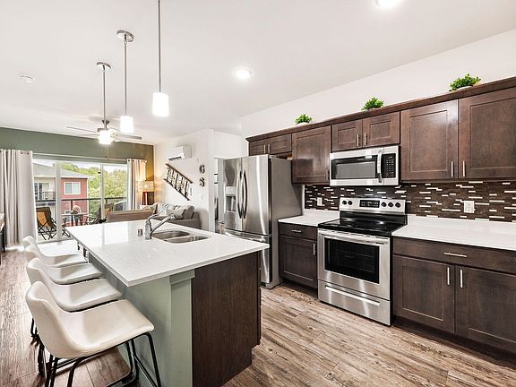 2nd image of 1601 N Windsor Ave Unit 301