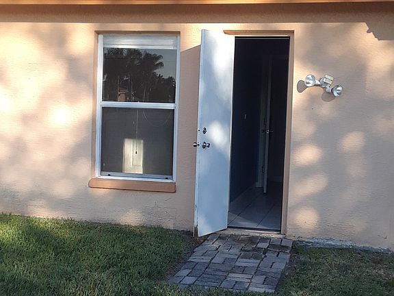 4th image of 4722 SW 20th Pl