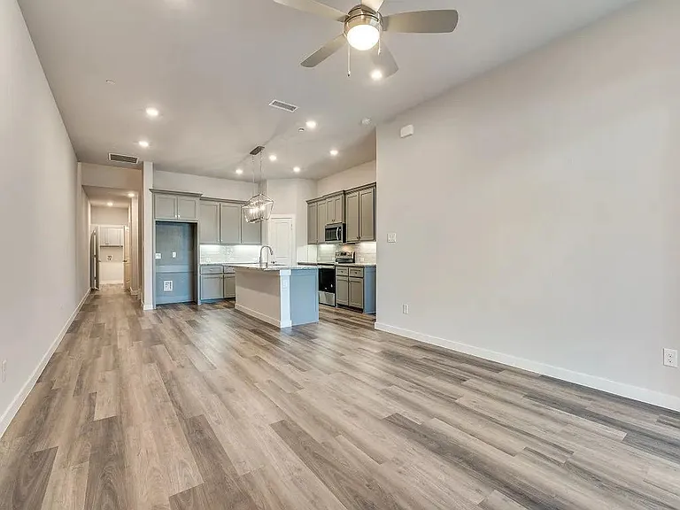627 Oakridge Dr — Photo 5