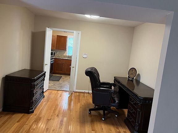 4th image of 4777 Gainsborough Dr