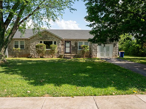 3rd image of 836 Magnolia St