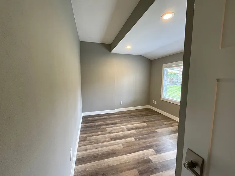 2120 E Grand Ave — Photo 14