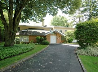36 Schoolhouse Ln, Roslyn Heights, NY 11577