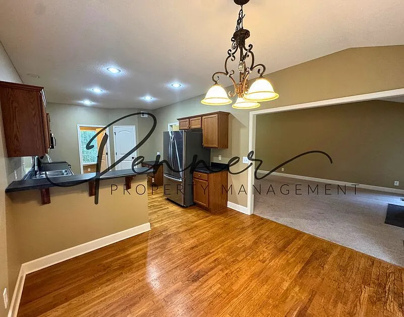 3 bed, 3.0 bath, 2301 sqft, $2,050 — Photo 2