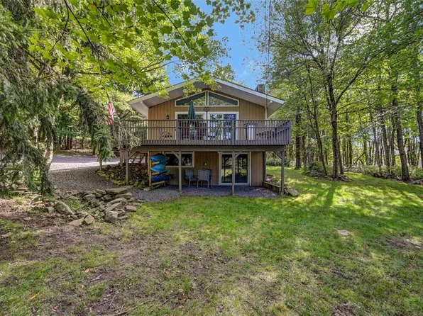 1046 Clover Rd, Long Pond, PA 18334