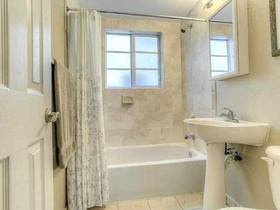4th image of 8345 Byron Ave #4
