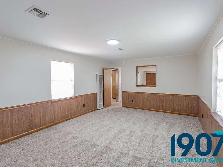 704 SW 2nd St — Photo 16