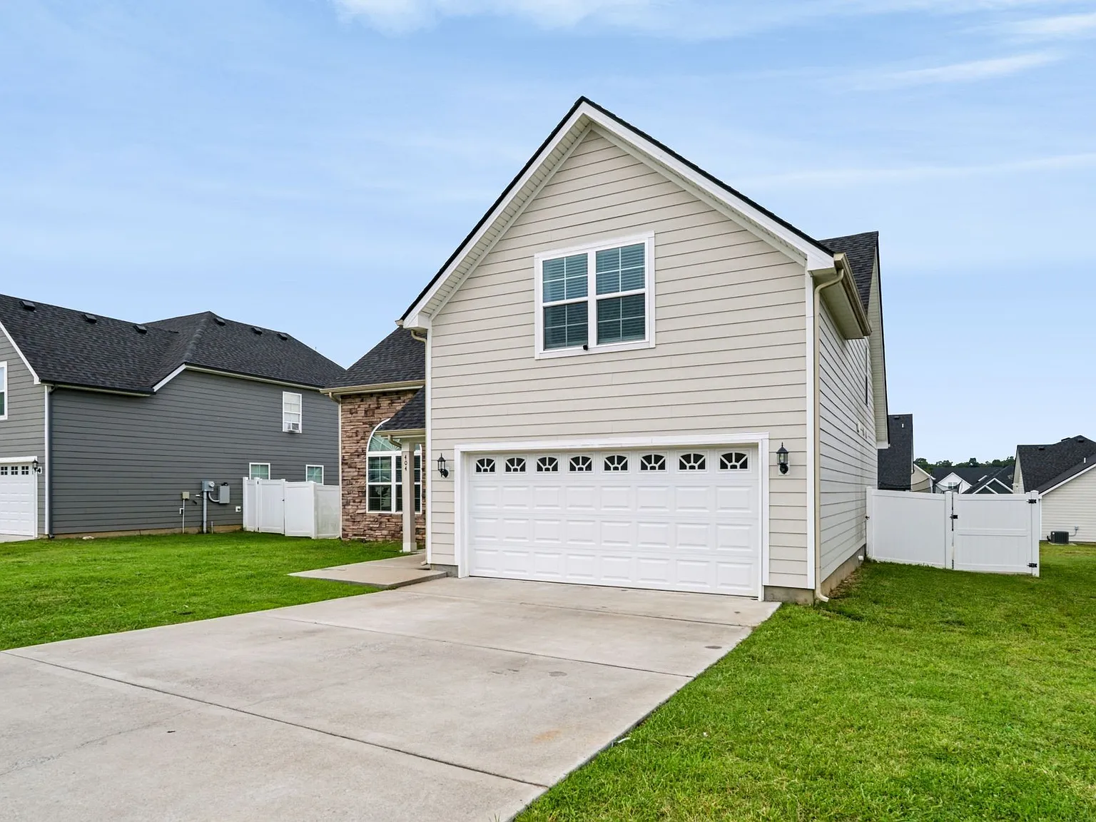 4 bed, 2.5 bath, 2250 sqft, $2,900 — Photo 4