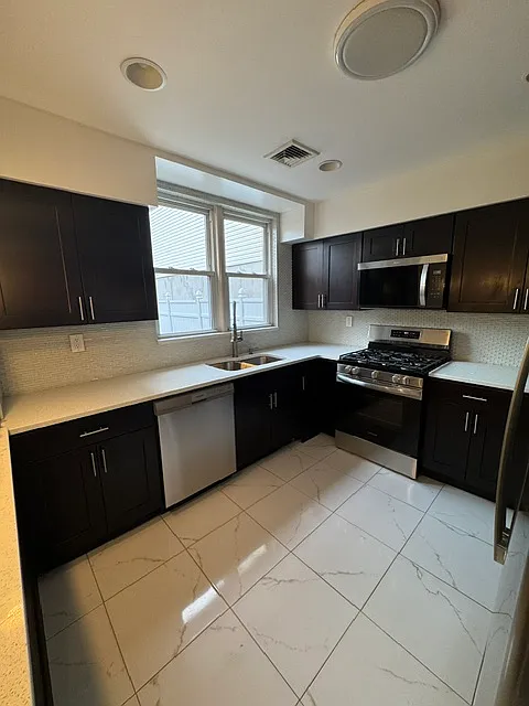 3 bed, 1950 sqft, $3,995 — Photo 3