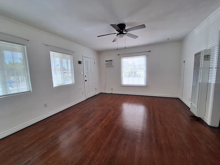 11256 Victory Blvd — Photo 4