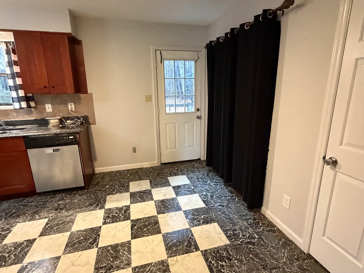 3 bed, 1.5 bath, 1072 sqft, $1,850 — Photo 2
