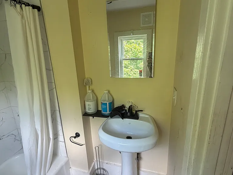 3rd floor full bath (en suite)