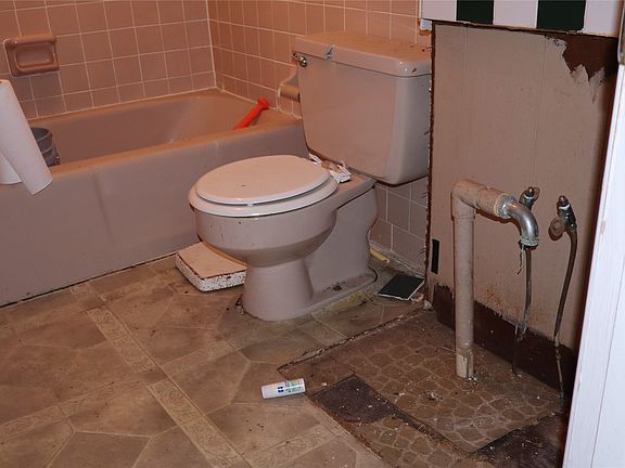 3rd image of 1050 E Dallas Ave
