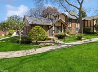 18W180 Buckingham Ln, Villa Park, IL 60181