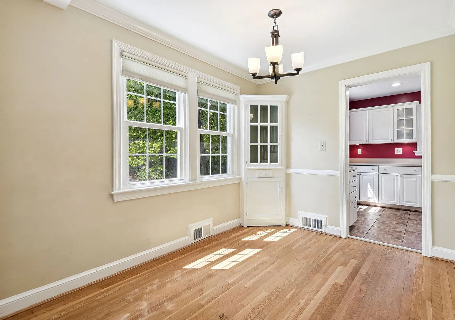 Spacious 4br Cape Cod In Prime Bethesda Location - Available Now! — Photo 4