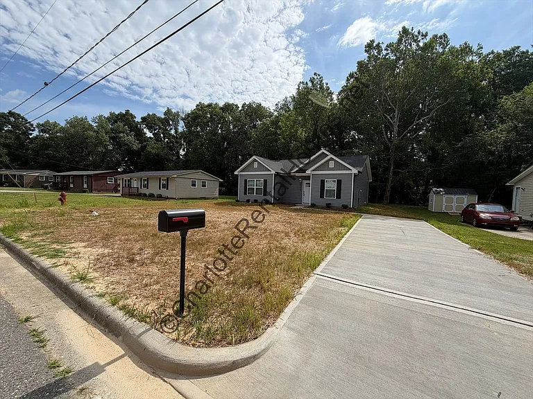 2144 Hartford Dr — Photo 2