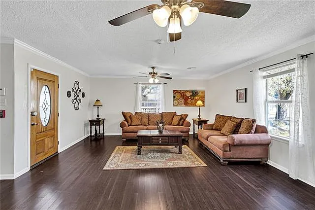 5010 Saint Claude Ave — Photo 2