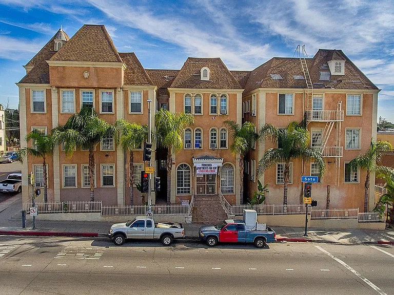 Soto Rose Apartments — Photo 26