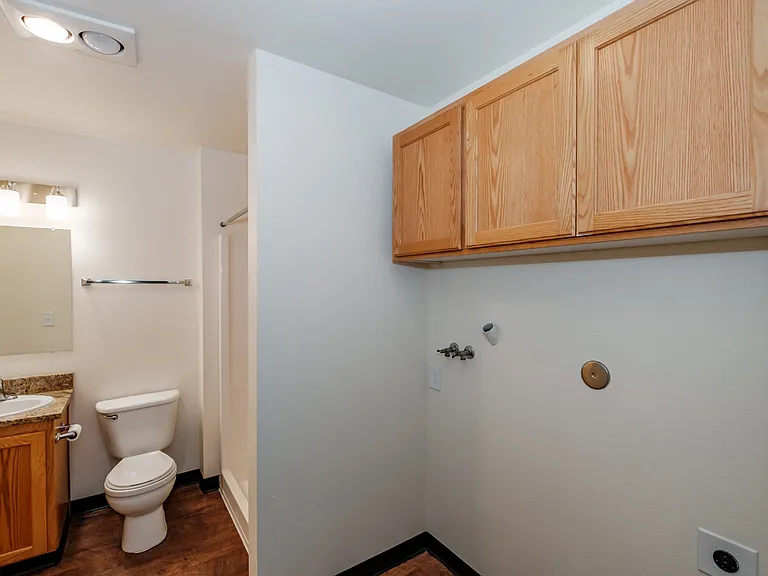 Brentwood Estates | Bath & W/D Hook-Up