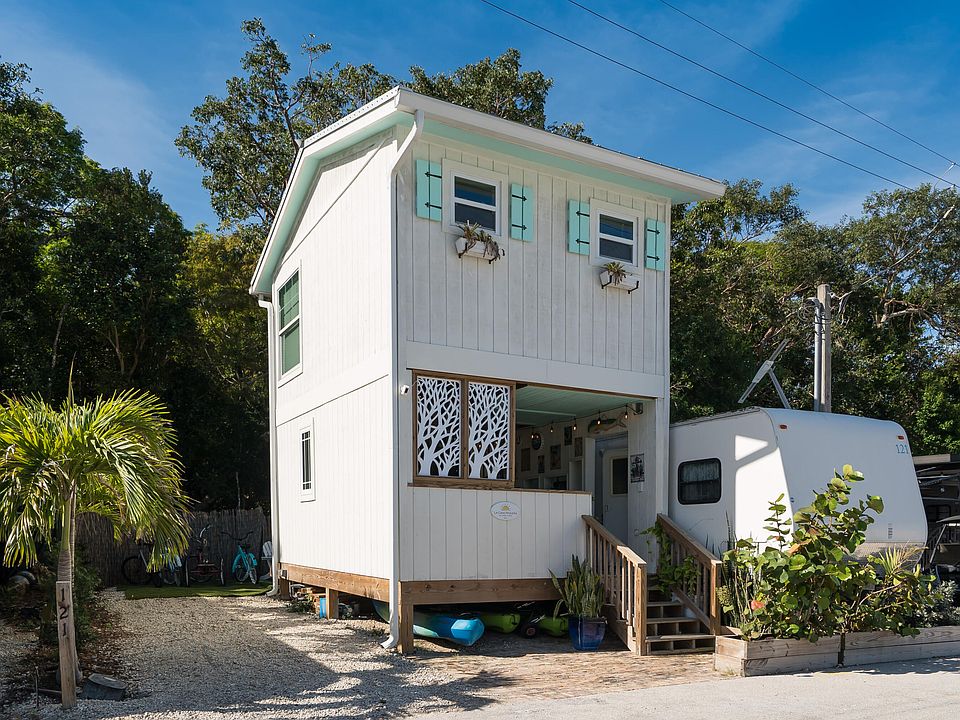 1st image of 325 Calusa St #121