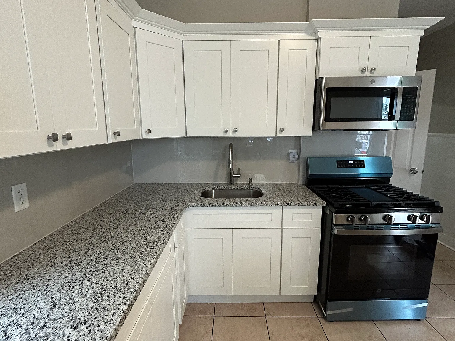 3 bed, 857 sqft, $2,950 — Photo 1