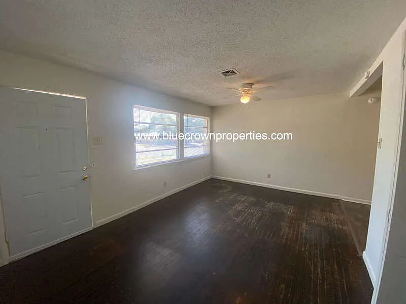 3 bed, 1.0 bath, 957 sqft, $1,600 — Photo 2
