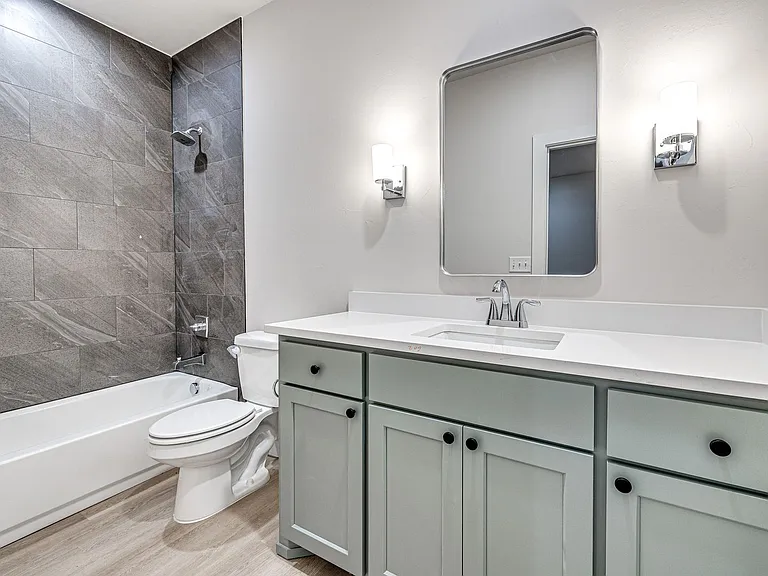 612 W 2nd St #100 — Photo 29