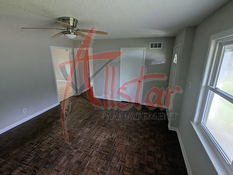 1319 Stateline Rd E — Photo 11