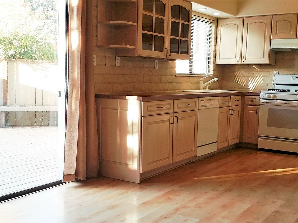 Big Sunny Kitchen w/Gas Cooktop