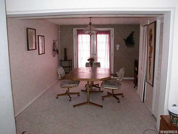 3rd image of 518 Montrose Ave