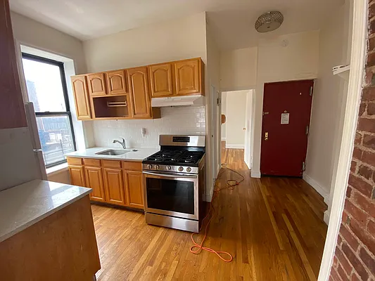 Rented by Premier Metro Realty Corp | media 20