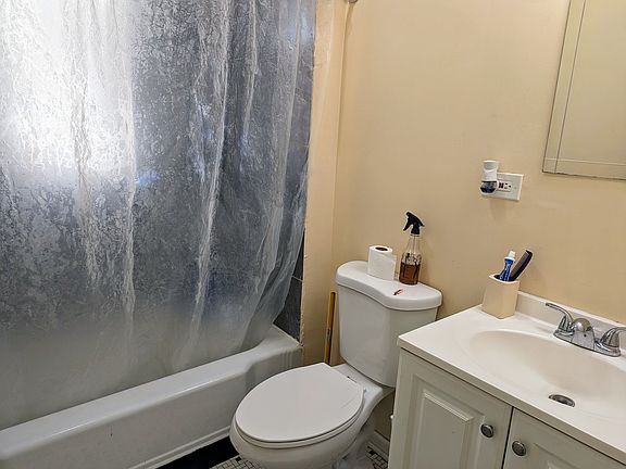 4th image of 821 N Trumbull Ave