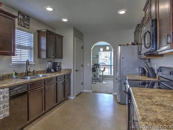 5th image of 9292 S 256th Ave