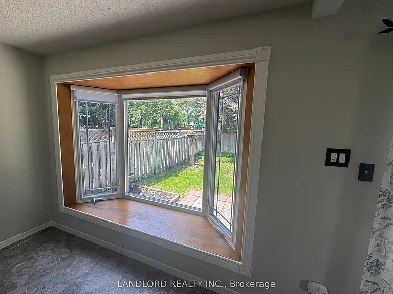 833 Laurier Ave — Photo 15