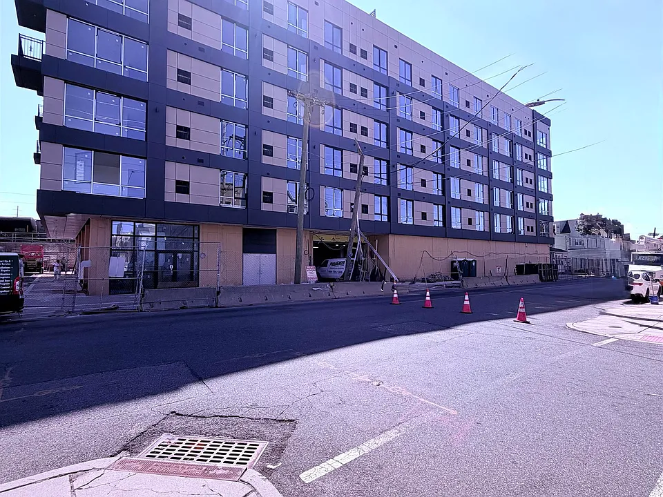 90 Avenue E