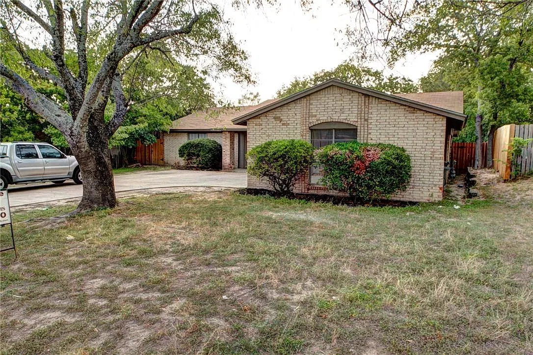 2 bed, 1.0 bath, 2166 sqft, $1,400 — Photo 3
