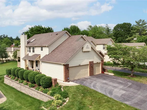 12008 Autumn Lakes Dr, Maryland Heights, MO 63043
