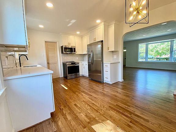 5th image of 5921 Glenhaven Cres