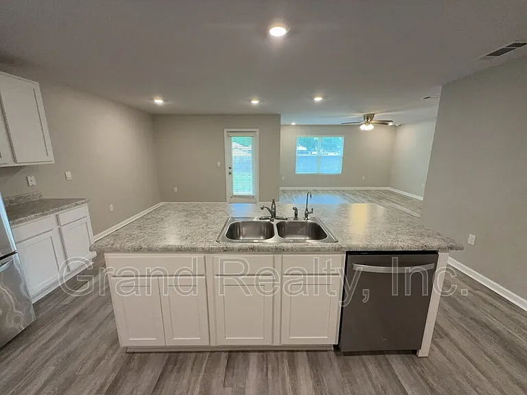 4407 White Cedar Ct — Photo 8