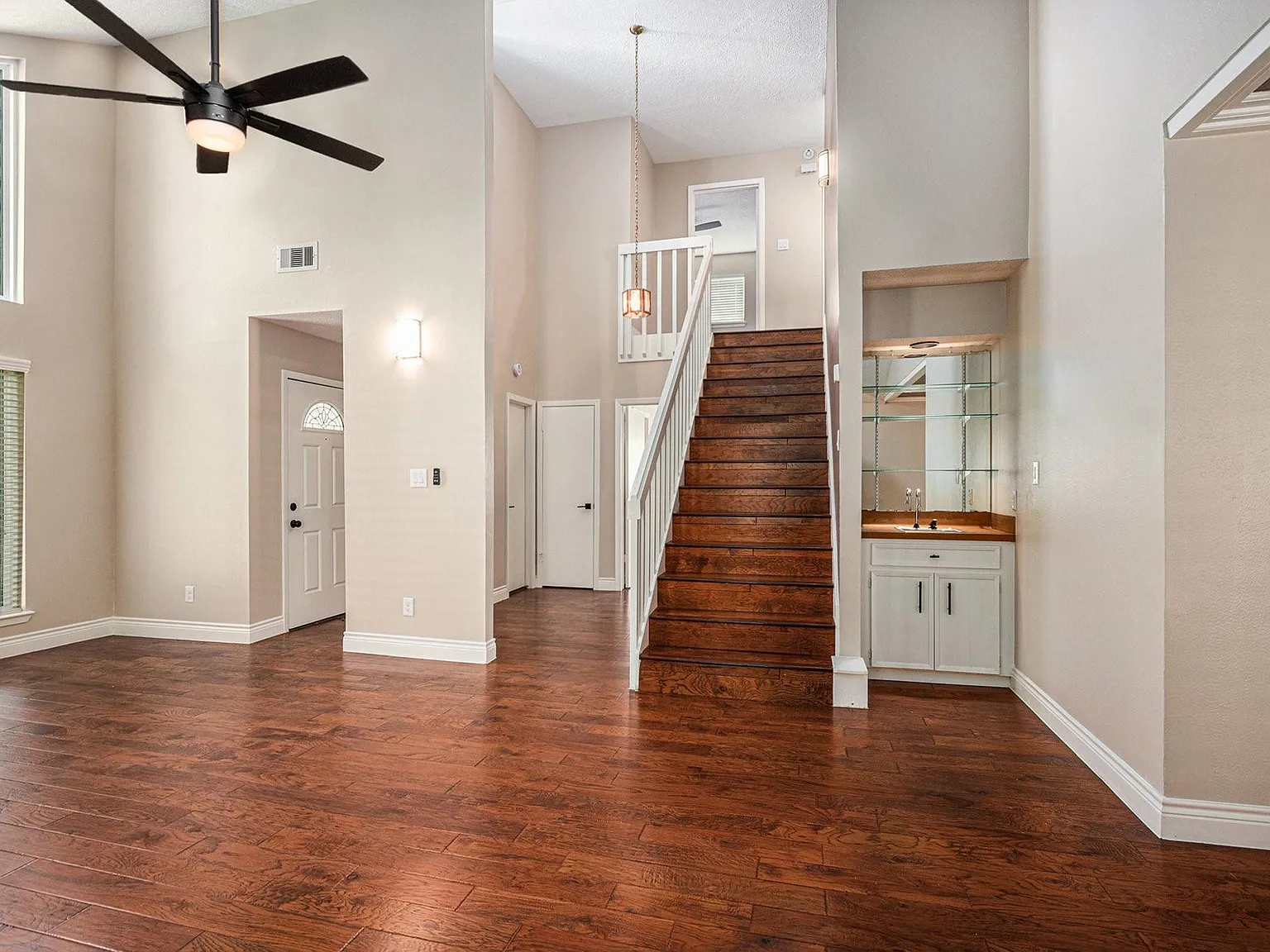 4 bed, 2.5 bath, 2194 sqft, $2,700 — Photo 3