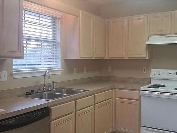 Kitchen, has new slate appliances