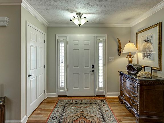 3rd image of 28 Courtyard Ln
