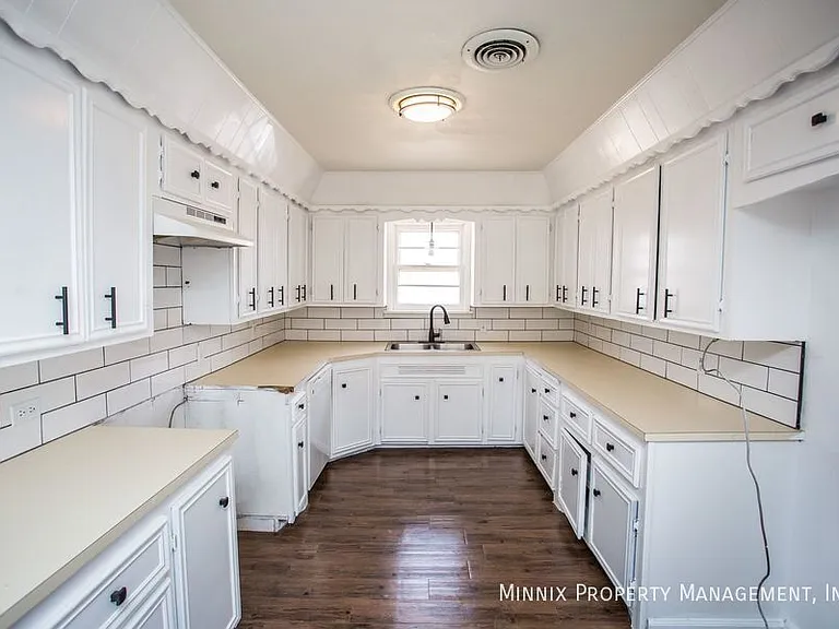 502 2nd Pl — Photo 12