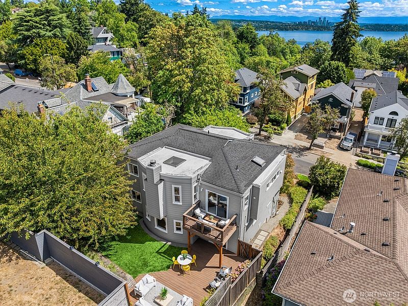 2nd image of 209 32nd Avenue