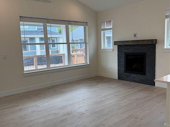 4th image of 424 Swordfern Court SW