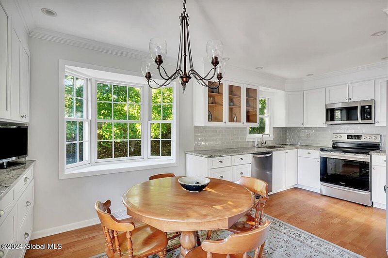 5th image of 55 Berkshire Drive