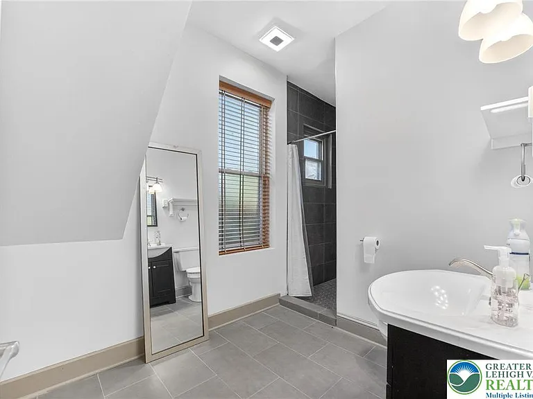 401 W Broad St — Photo 15